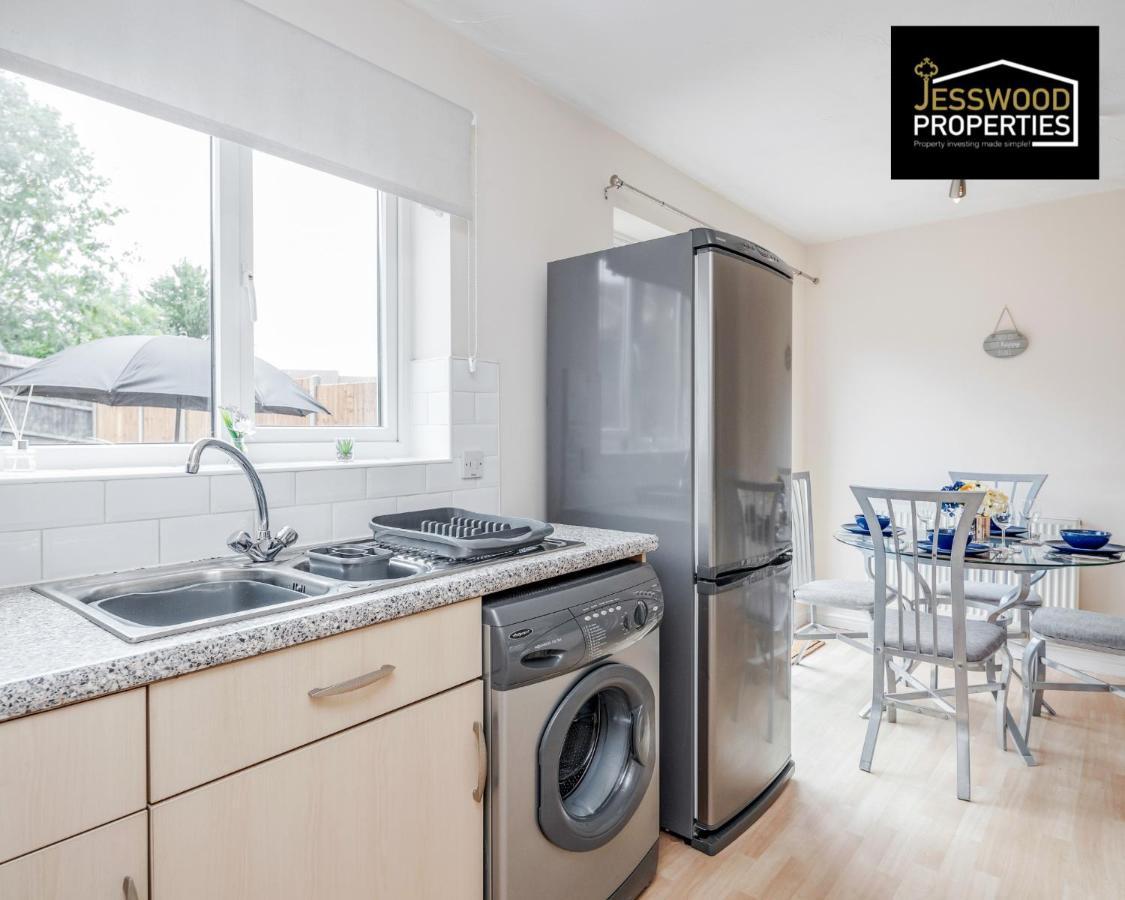 Spacious 3Br, 3Ba House By Jesswood Properties Short Lets For Contractors, With Free Parking Near M1 & Luton Airport Zewnętrze zdjęcie